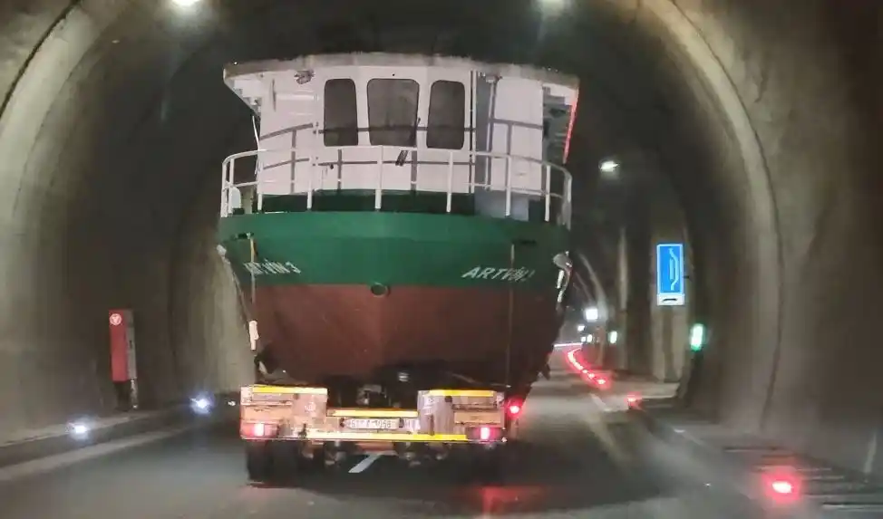 Tünel içindeki tekneyi görenler şaşkına döndü