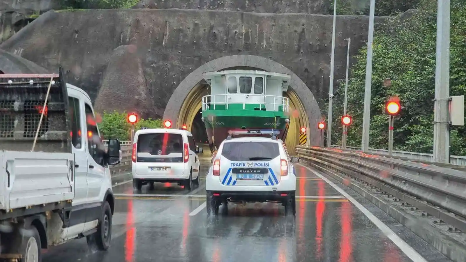 Tünel içindeki tekneyi görenler şaşkına döndü