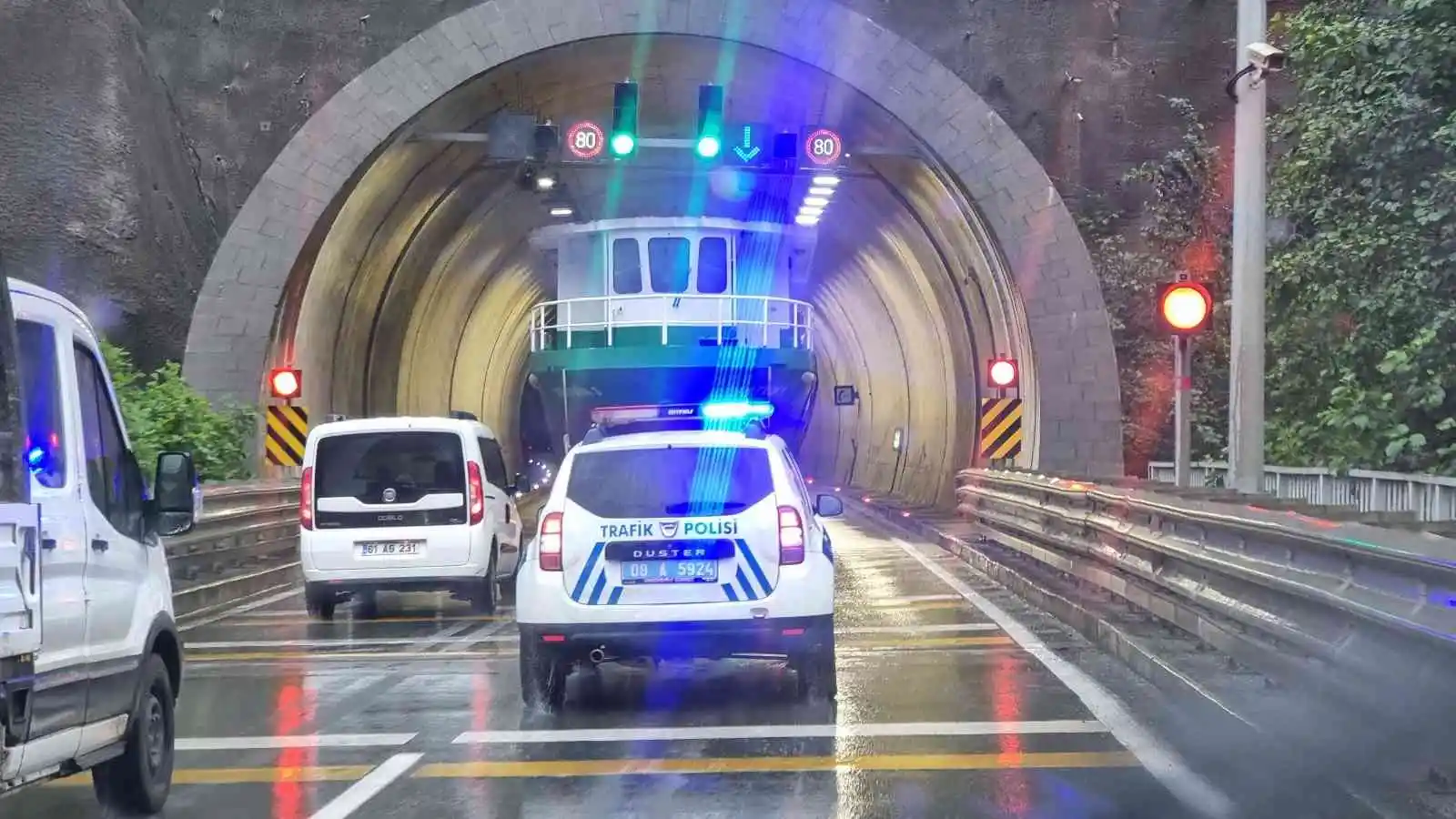 Tünel içindeki tekneyi görenler şaşkına döndü