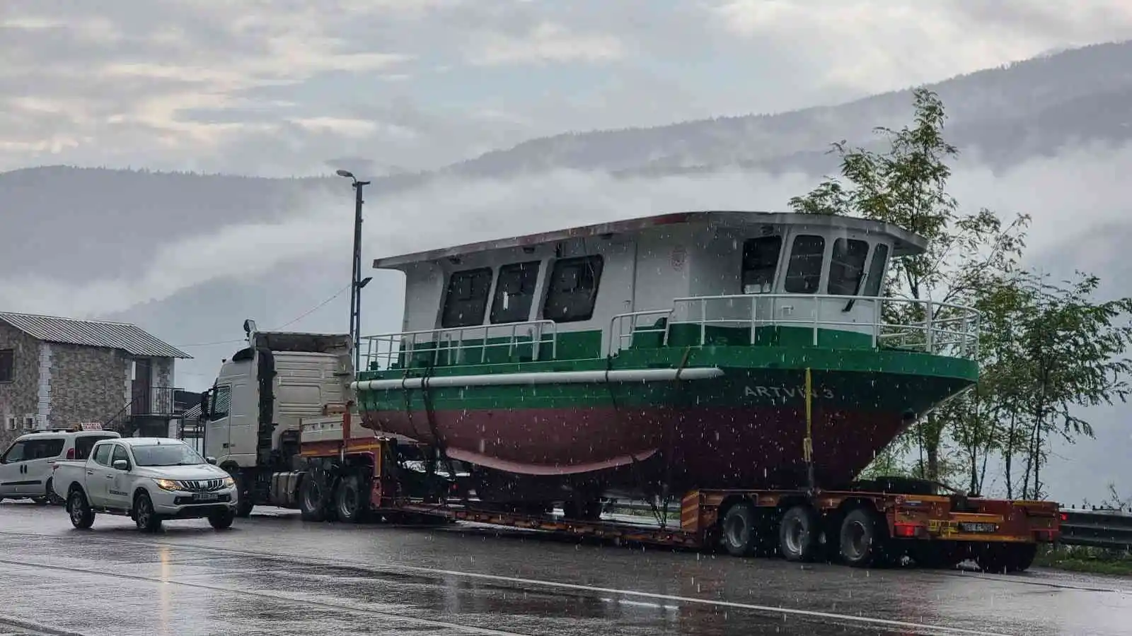 Tünel içindeki tekneyi görenler şaşkına döndü
