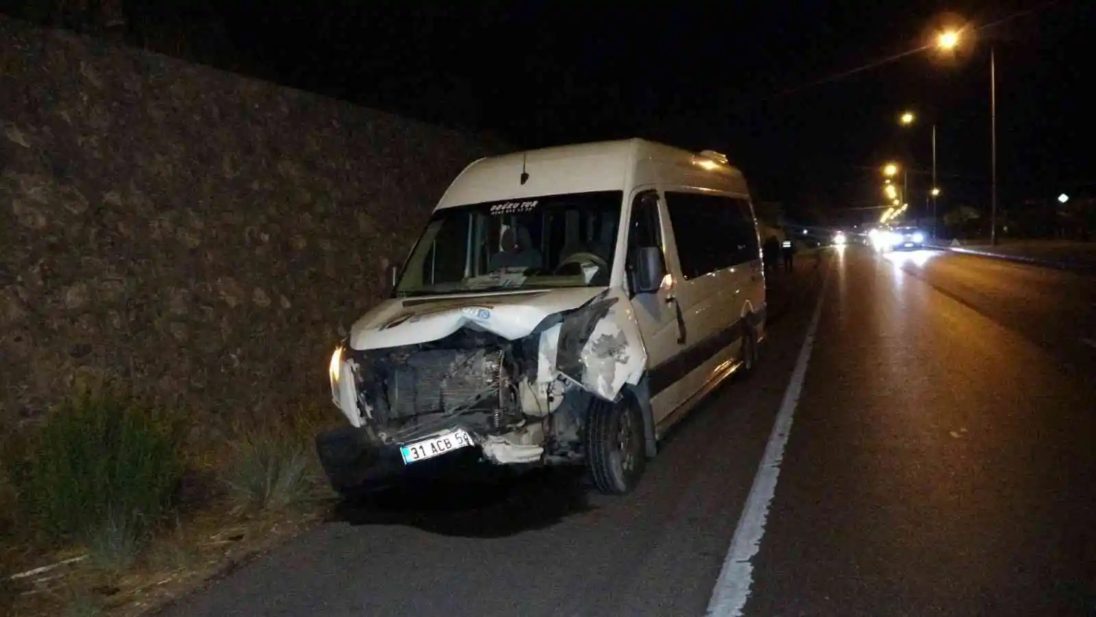 Tur minibüsü otomobille çarpıştı: 5'i İrlandalı turist 6 kişi yaralandı