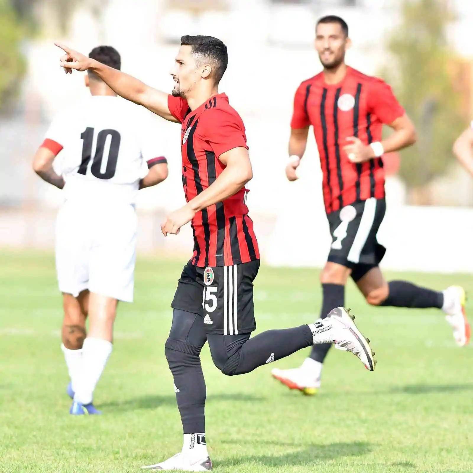 Turgutluspor 3 puanı 4 golle aldı