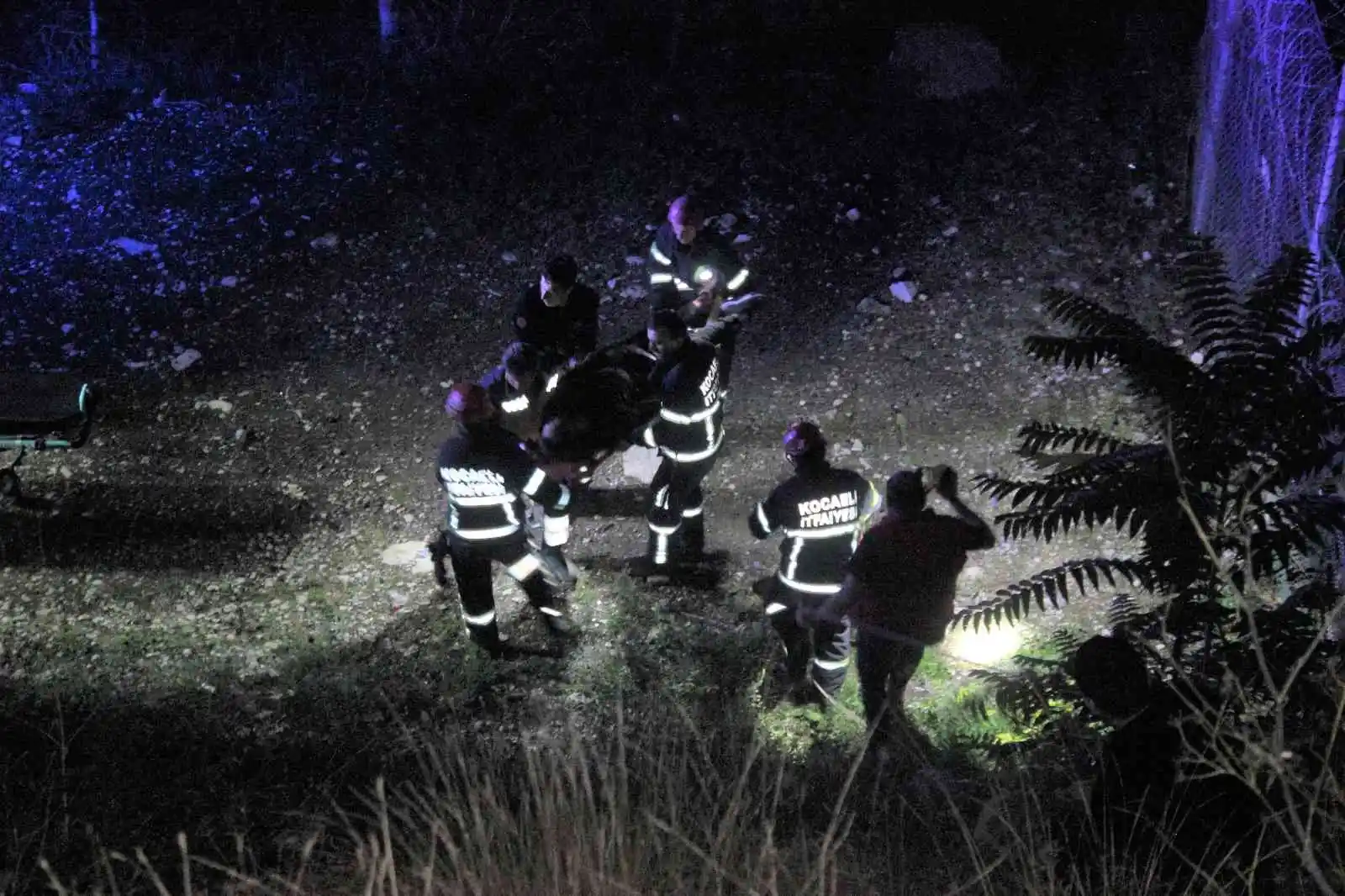 Uçurumdan düşerek yaralanan vatandaşı itfaiye ekipleri kurtardı