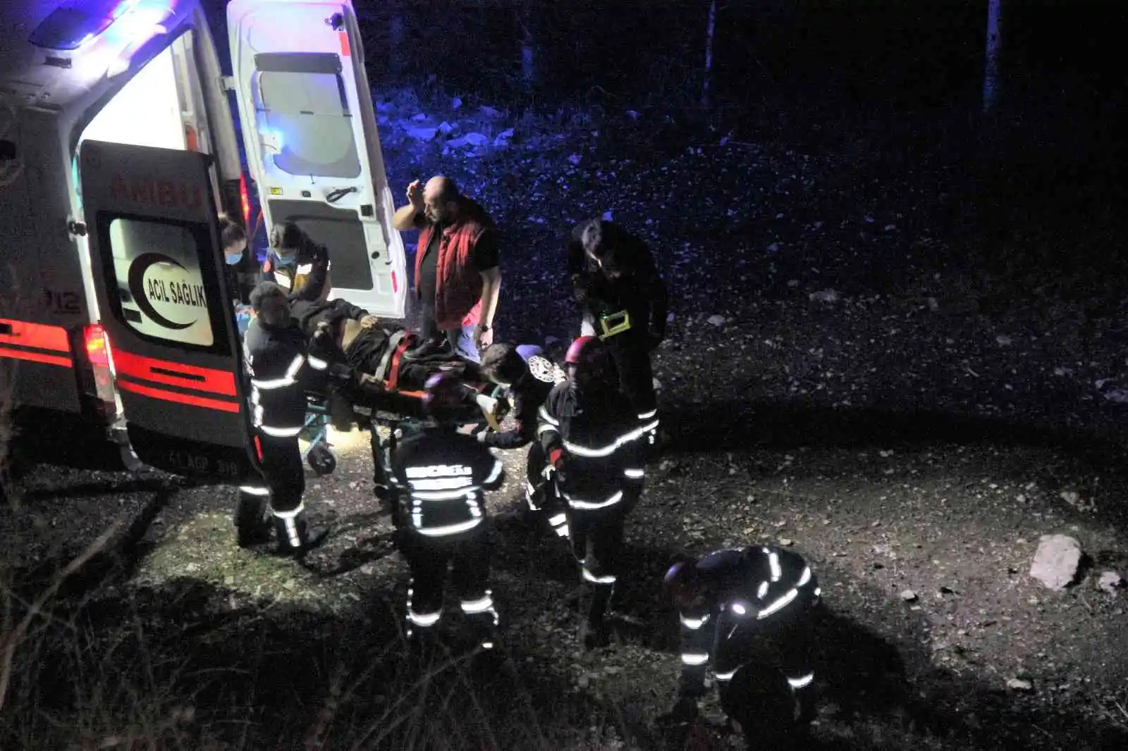 Uçurumdan düşerek yaralanan vatandaşı itfaiye ekipleri kurtardı