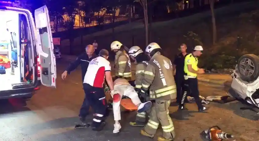 Ümraniye'de otomobil refüje çarpıp köprüden aşağıya düştü: 1 ölü, 1 yaralı
