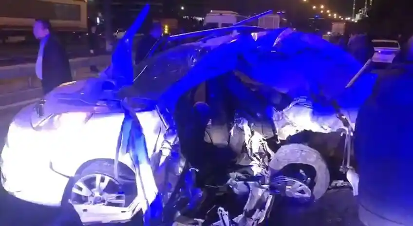 Ümraniye TEM'de kamyonet, ticari araca çarptı: 1 ölü, 2 yaralı