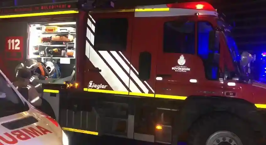Ümraniye TEM’de kamyonet, ticari araca çarptı: 1 ölü, 2 yaralı