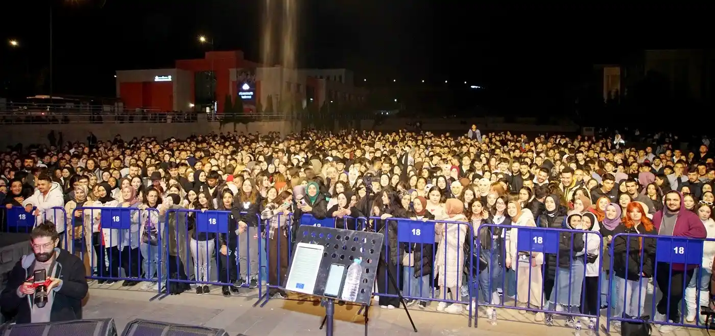 Üniversite öğrencileri Deniz Tarman ile coştu

