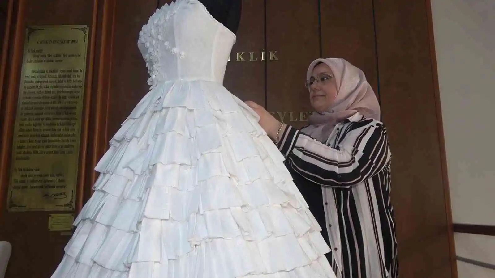 Üretim hatası maskelerden gelinlik yaptı