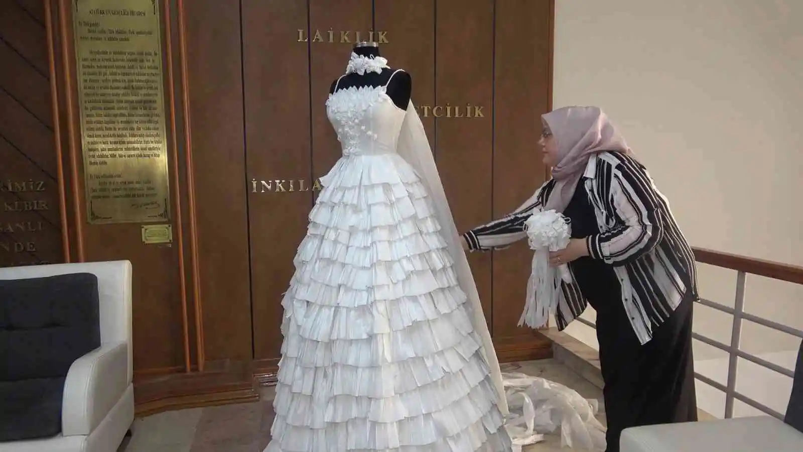 Üretim hatası maskelerden gelinlik yaptı