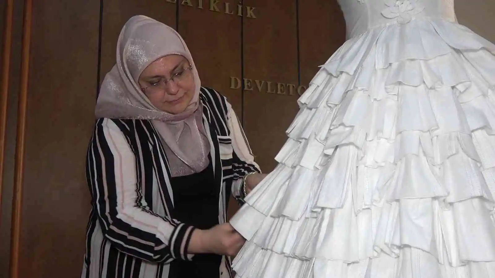 Üretim hatası maskelerden gelinlik yaptı