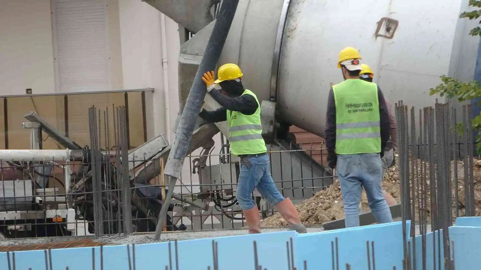 Uşak’ta iki yeni okulun temeli törenle atıldı
