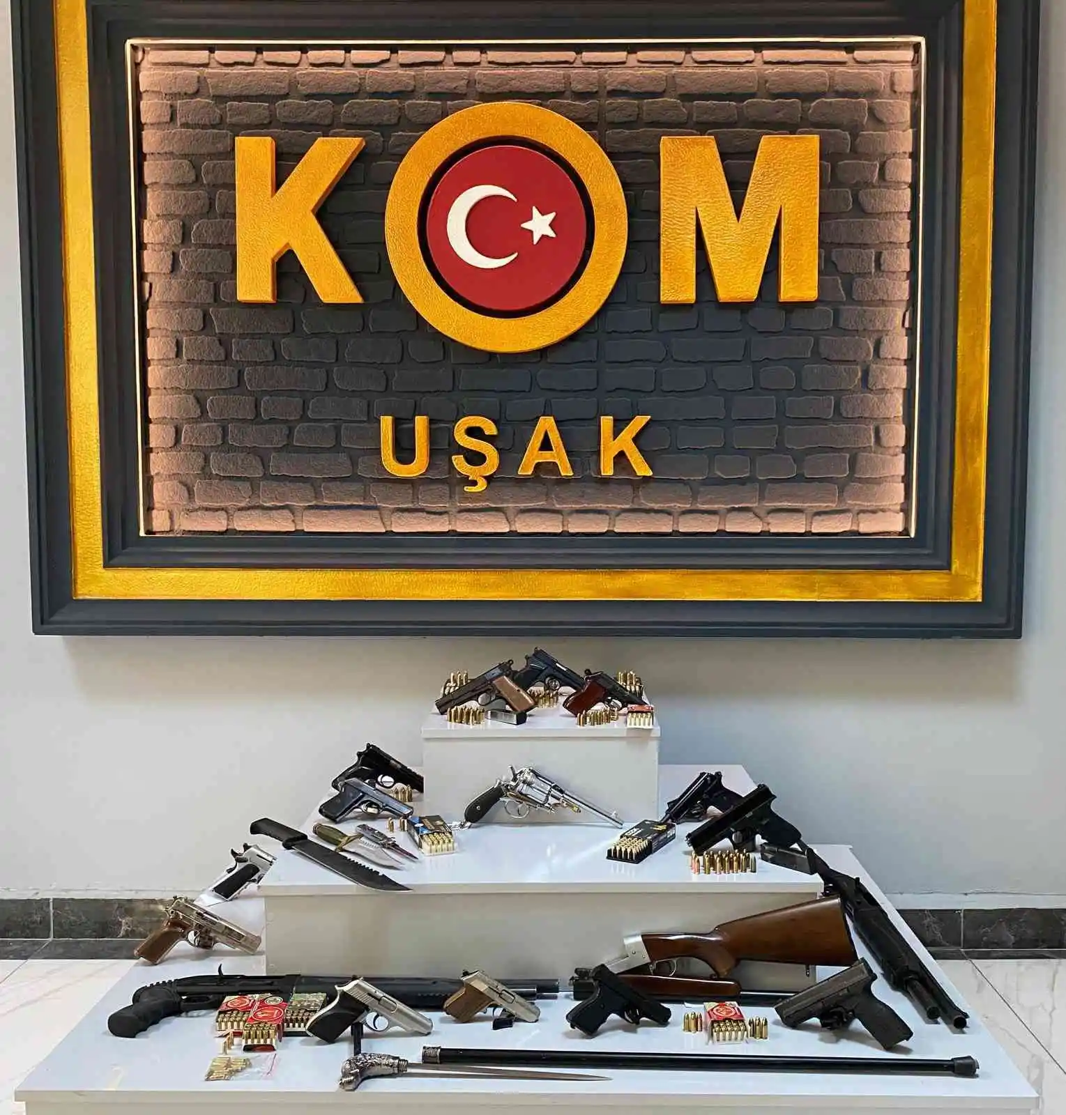 Uşak’ta silahlı suç örgütüne yönelik operasyonda 6 kişi tutuklandı
