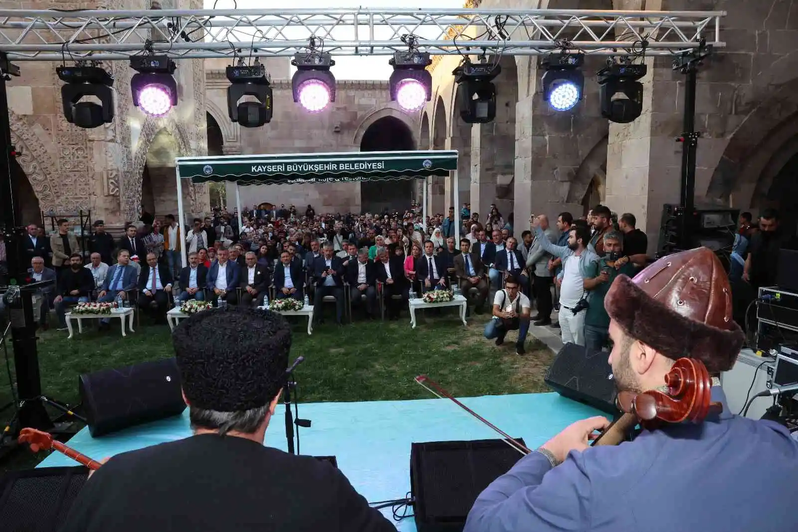 Valilik ve Büyükşehir’den 790 yıllık tarihi kervansarayda muhteşem konser