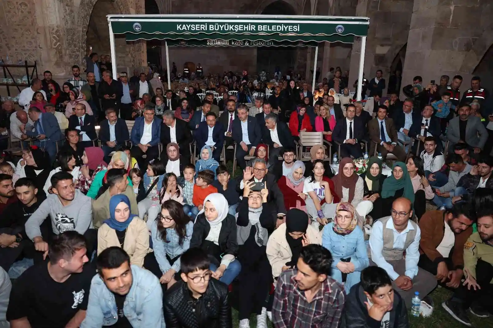 Valilik ve Büyükşehir’den 790 yıllık tarihi kervansarayda muhteşem konser