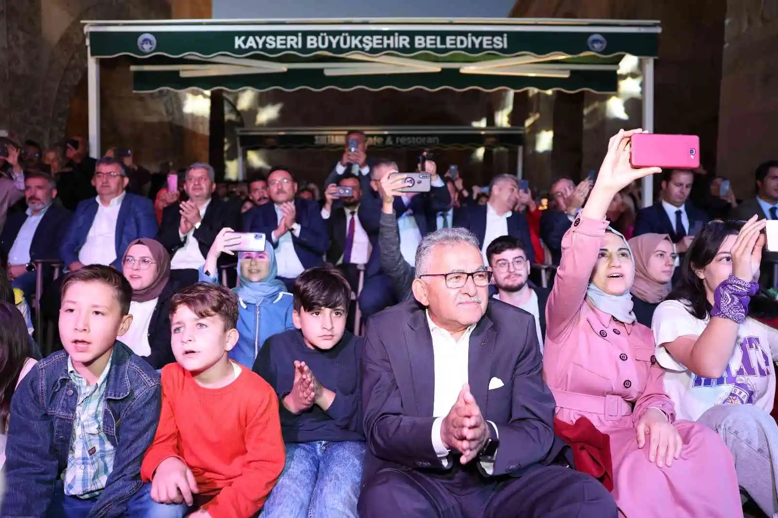 Valilik ve Büyükşehir’den 790 yıllık tarihi kervansarayda muhteşem konser
