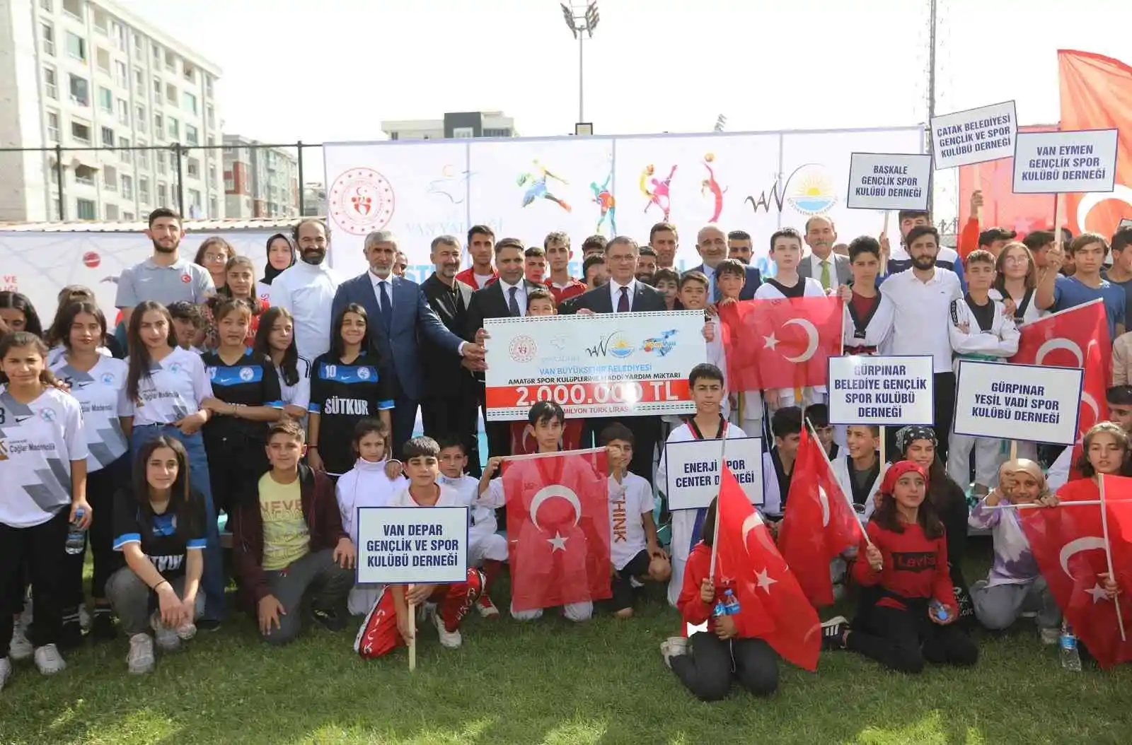Van Büyükşehir Belediyesinden amatör spor kulüplerine 2 milyon TL'lik destek
