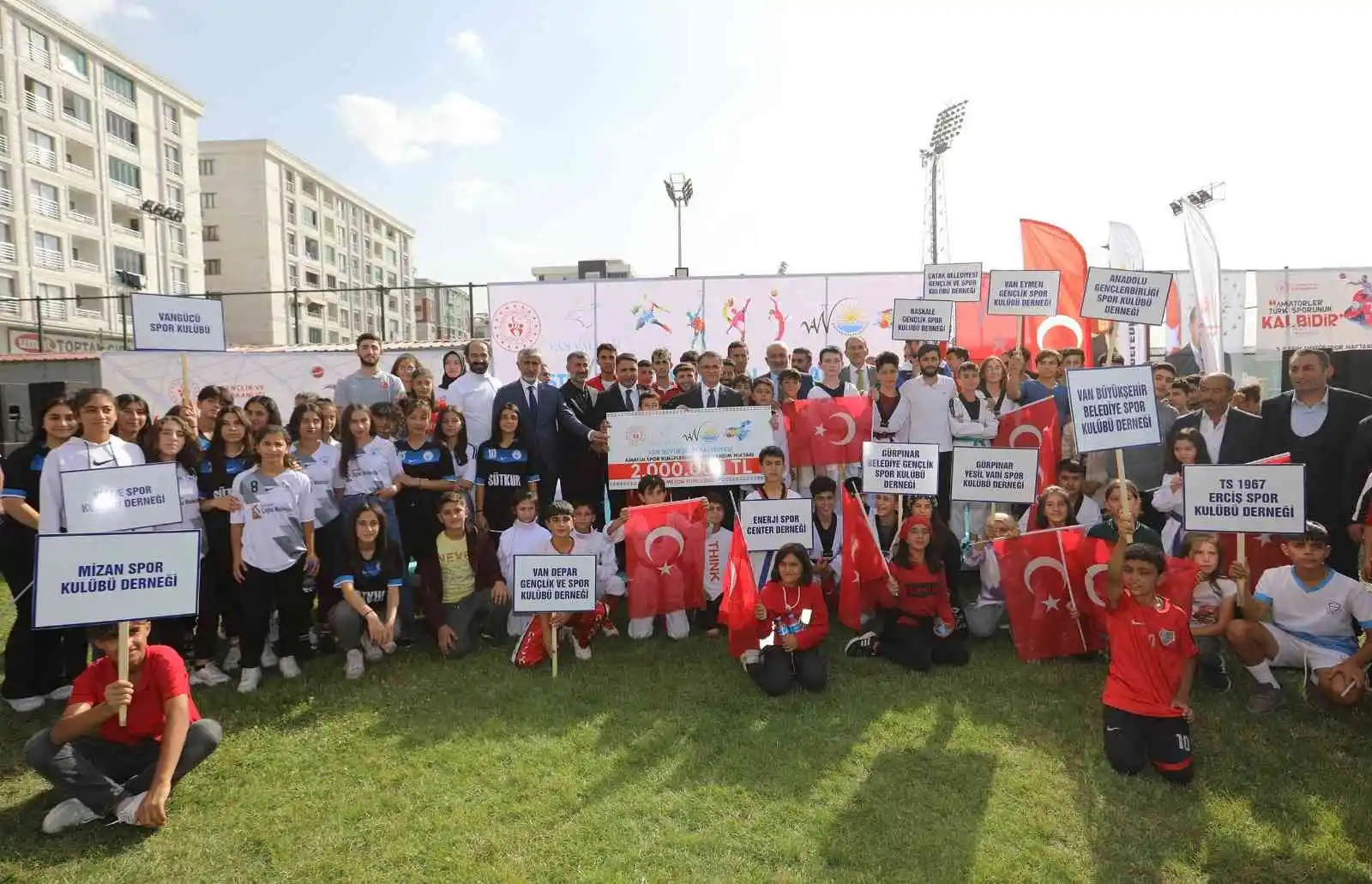 Van Büyükşehir Belediyesinden amatör spor kulüplerine 2 milyon TL’lik destek
