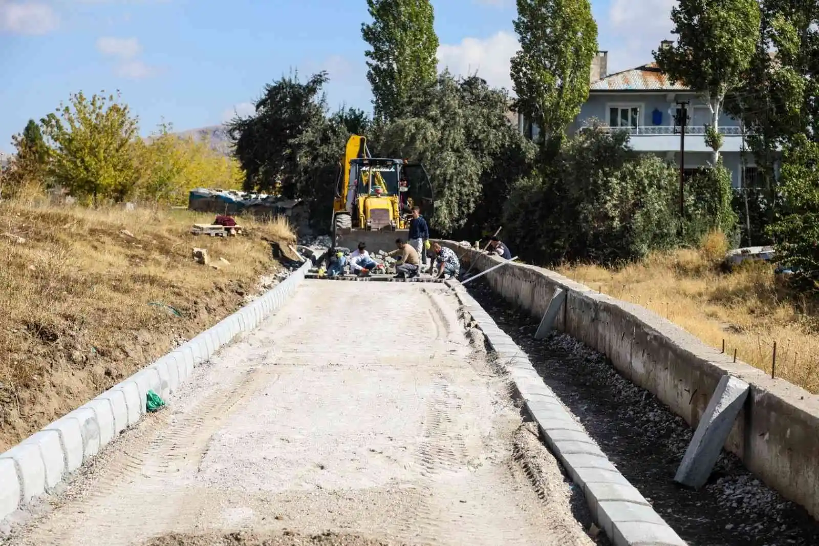 Van'daki mezarlıklarda bakım ve onarım çalışması