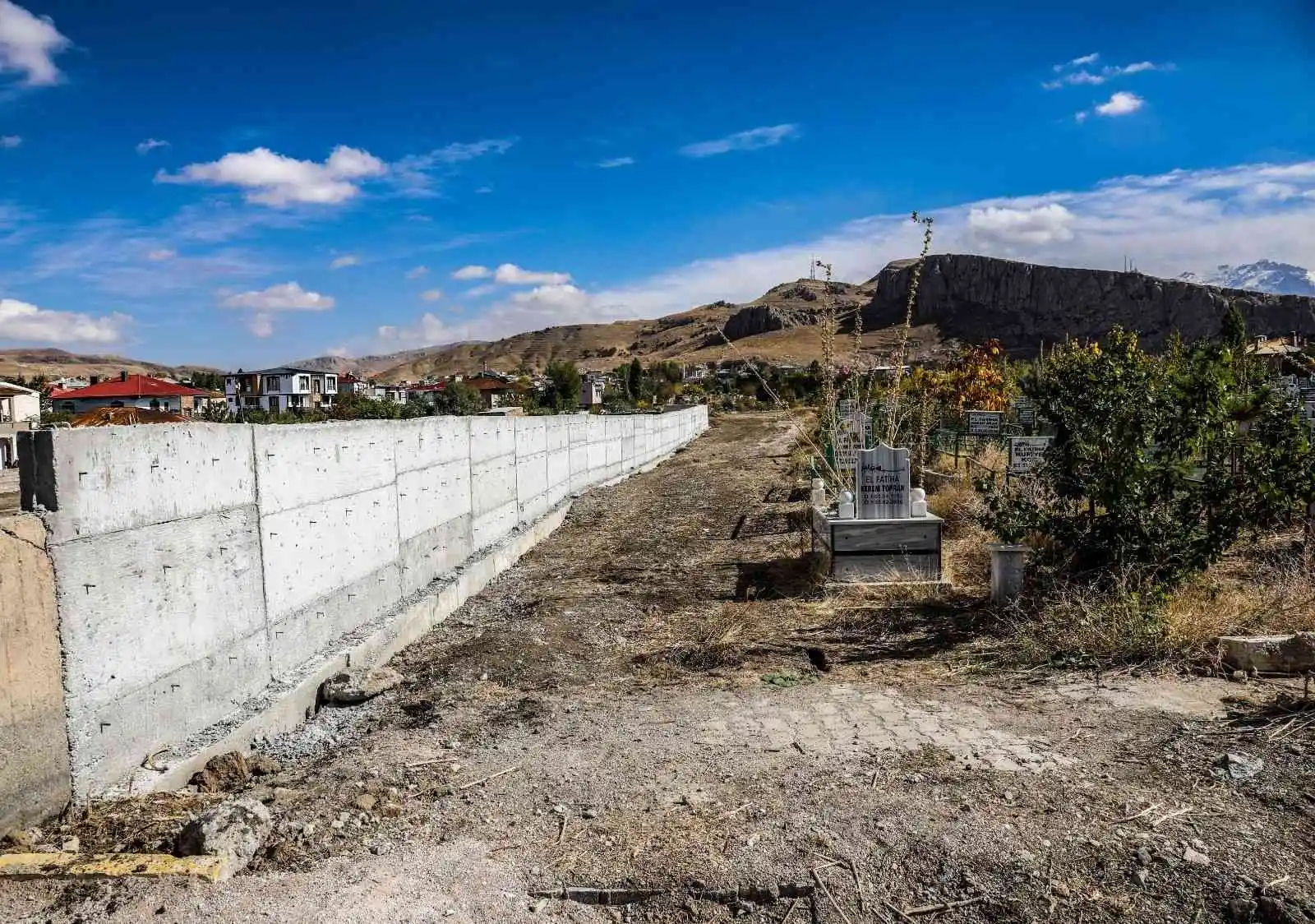 Van’daki mezarlıklarda bakım ve onarım çalışması