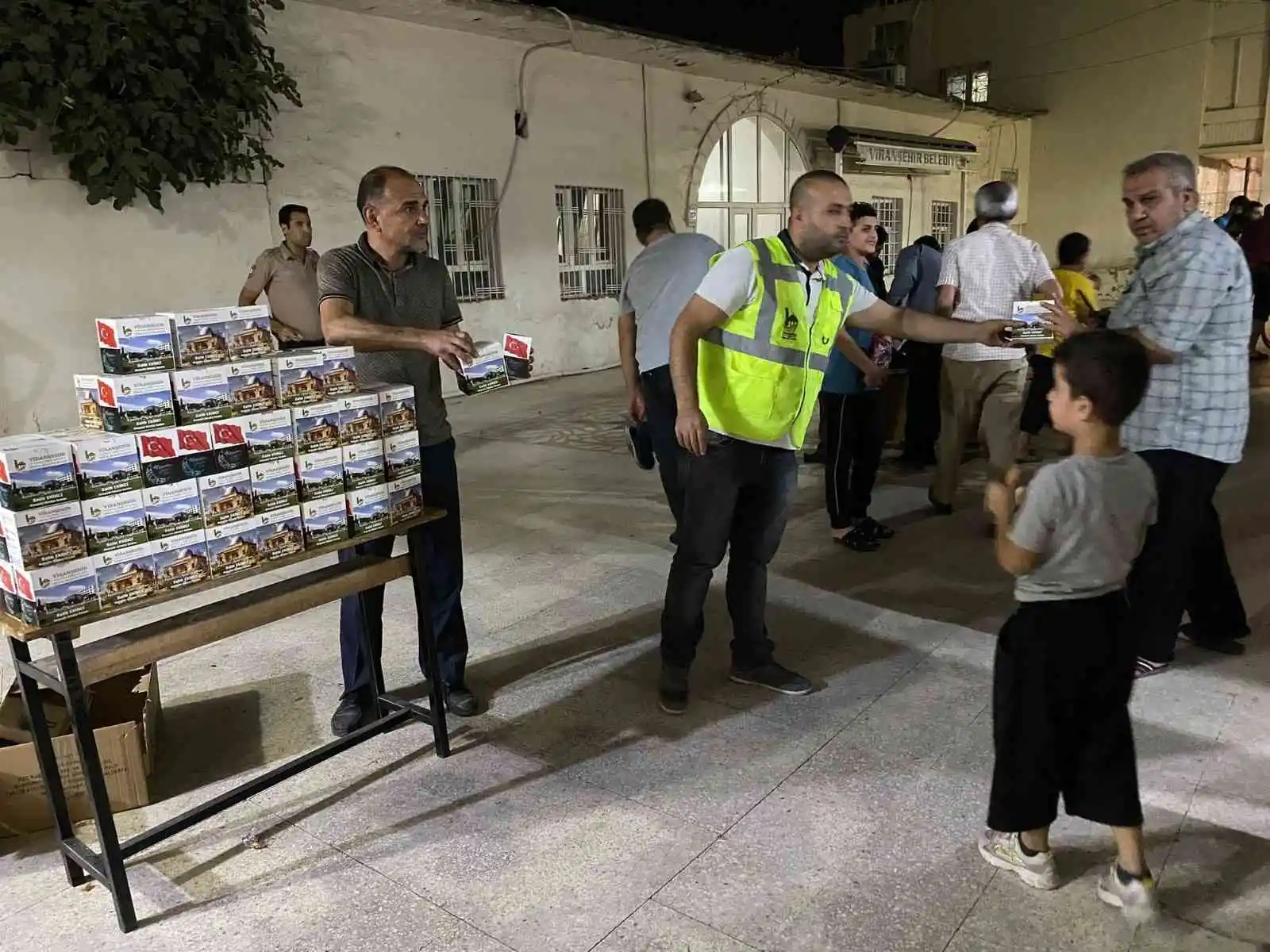 Viranşehir'de camilerde kandil simidi dağıtıldı