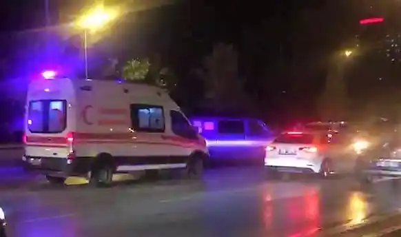 Yağışın ardından 10 aracın karıştığı zincirleme kazada 2 kişi yaralandı
