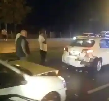 Yağışın ardından 10 aracın karıştığı zincirleme kazada 2 kişi yaralandı
