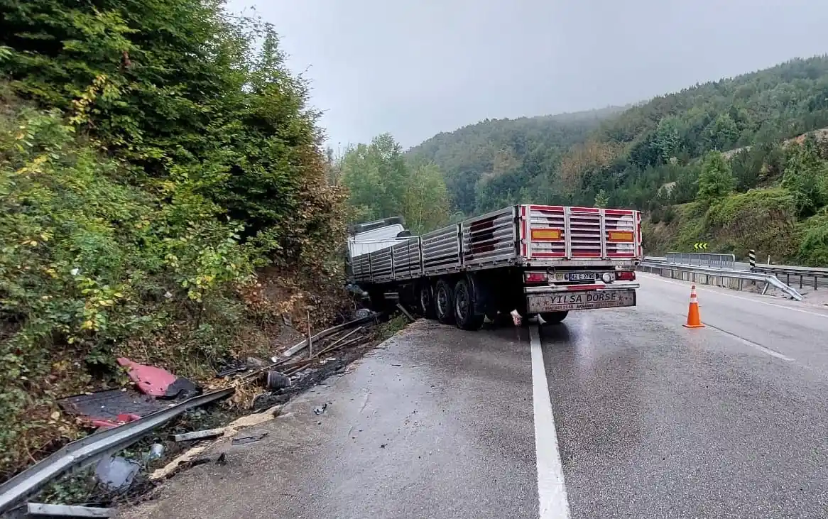 Yağışlı yolda kayan tır yamaca çarptı: 1 yaralı
