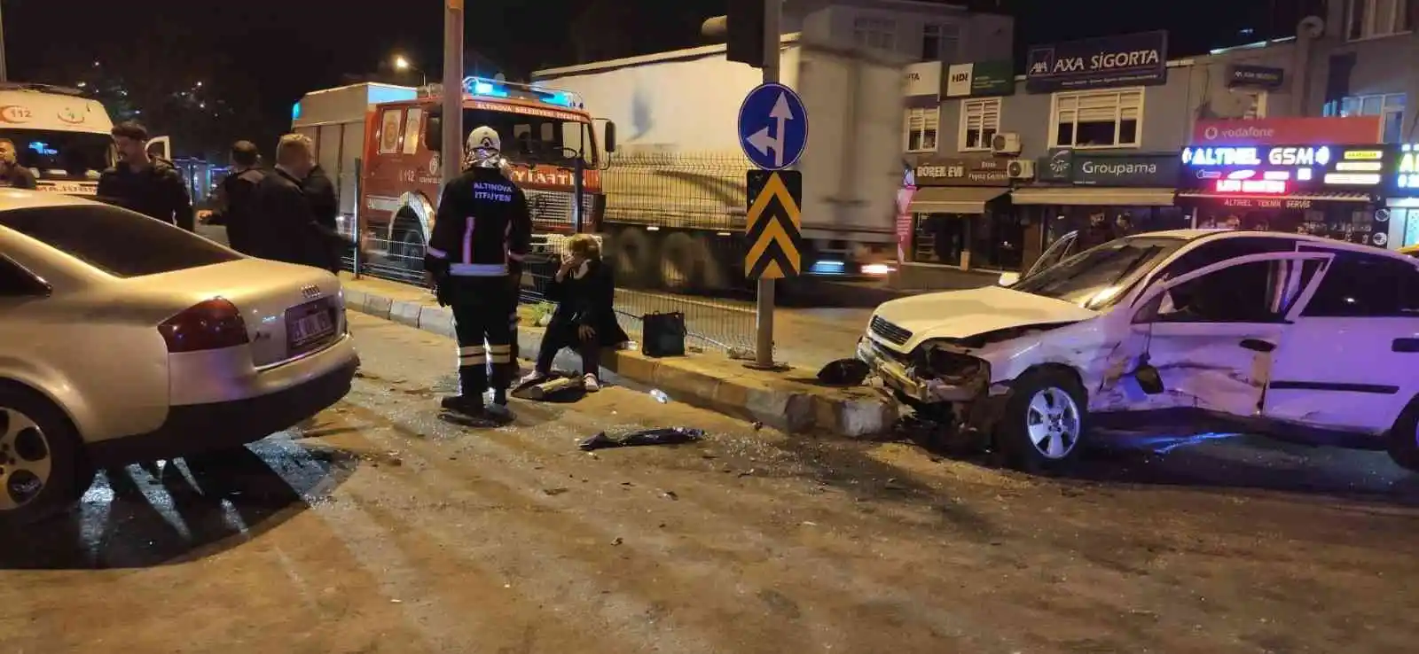 Yalova’da iki otomobil çarpıştı: 4 yaralı
