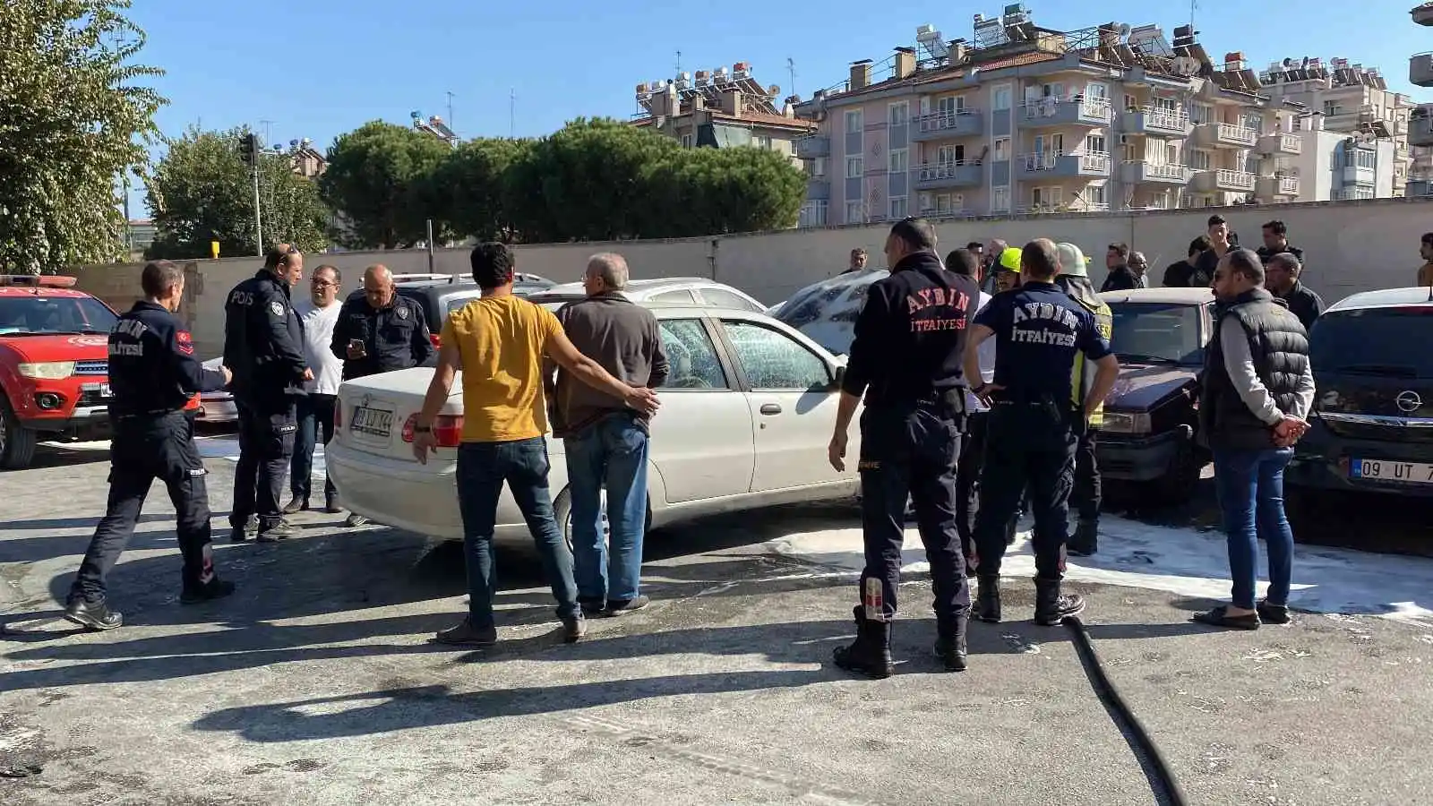 Yanan otomobil park halindeki araçların arasına daldı