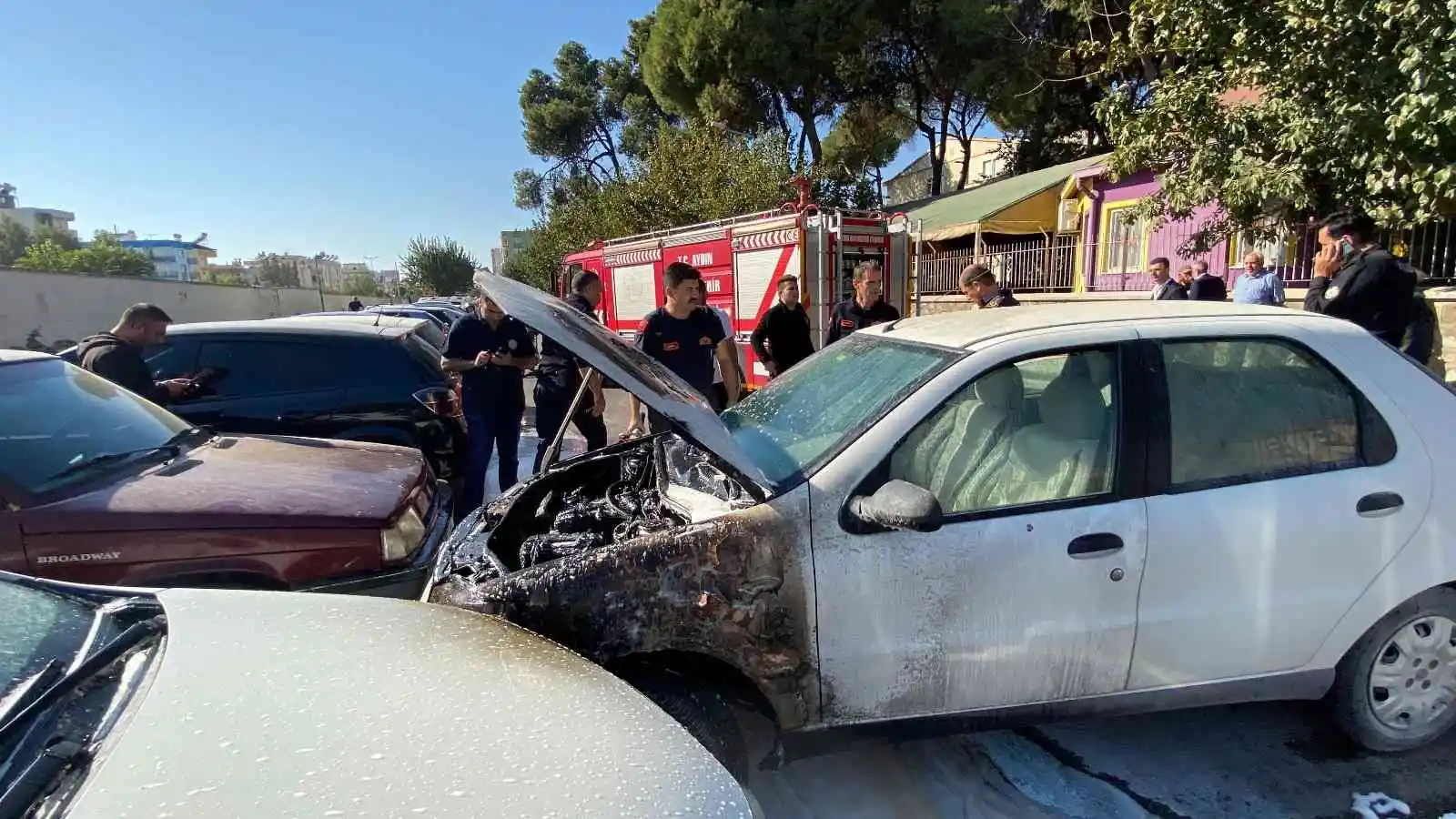Yanan otomobil park halindeki araçların arasına daldı