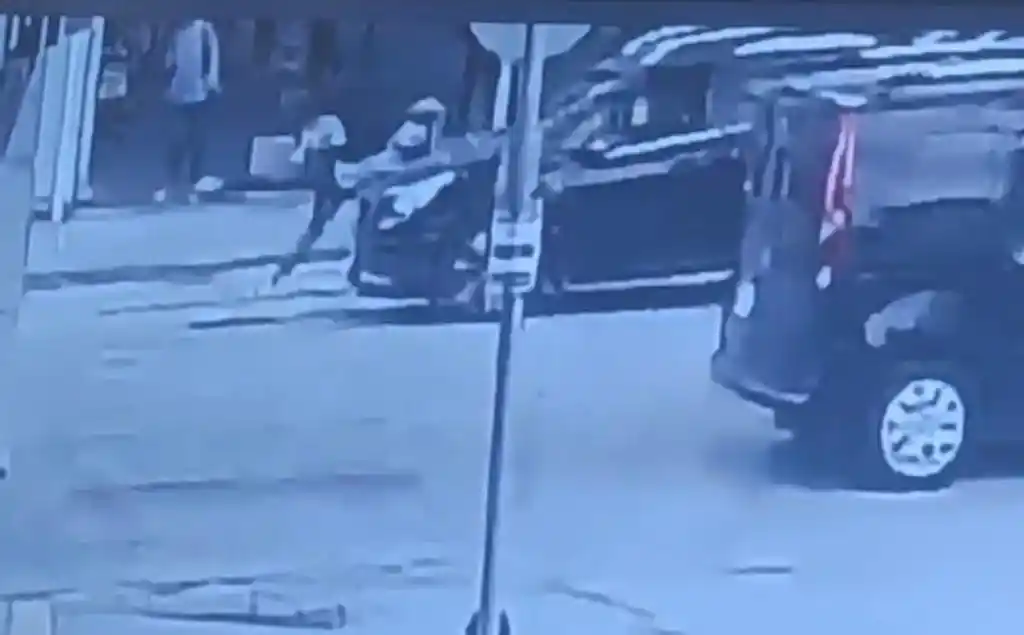 Yaya geçidini kullanan kadına cip çarptı