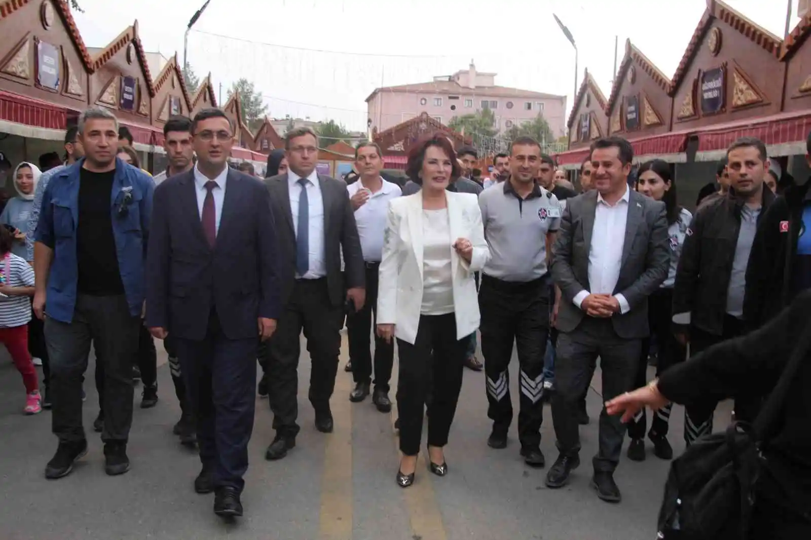 Yeşilçam'ın usta ismi Hülya Koçyiğit Batman'da sevenleri ile buluştu