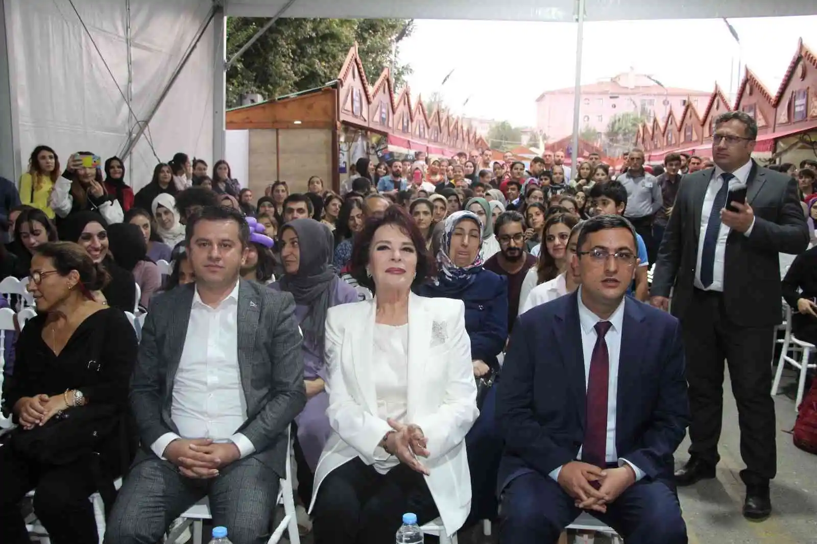 Yeşilçam’ın usta ismi Hülya Koçyiğit Batman’da sevenleri ile buluştu