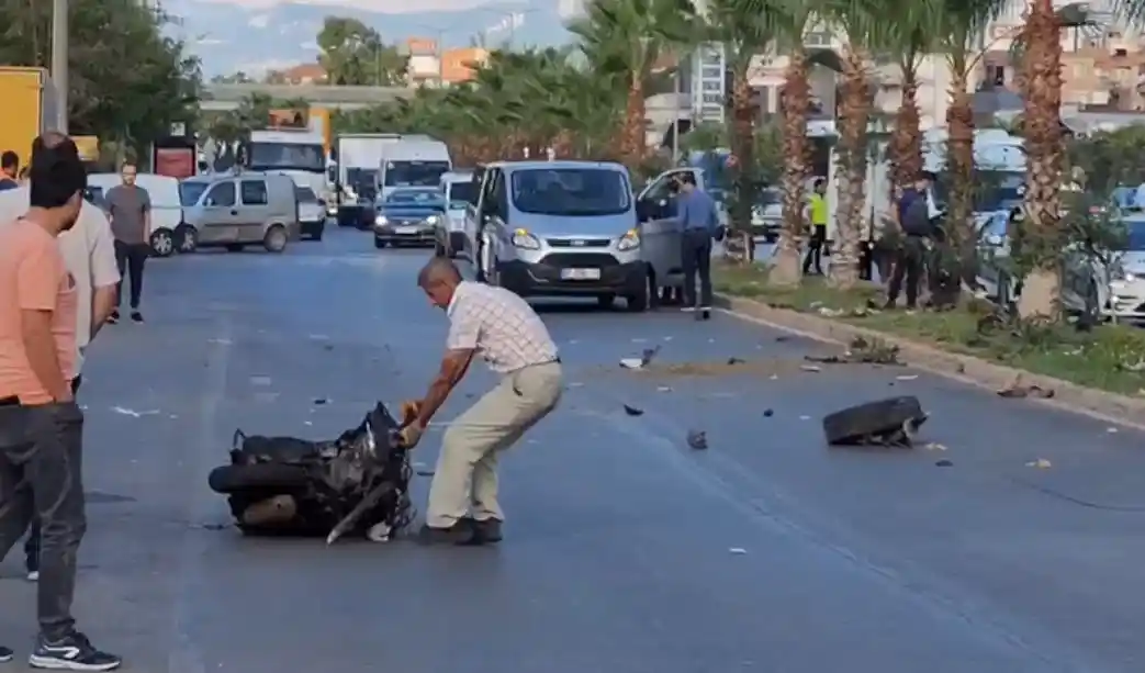 Yol kenarında duran motosiklet sürücüsünün acı sonu
