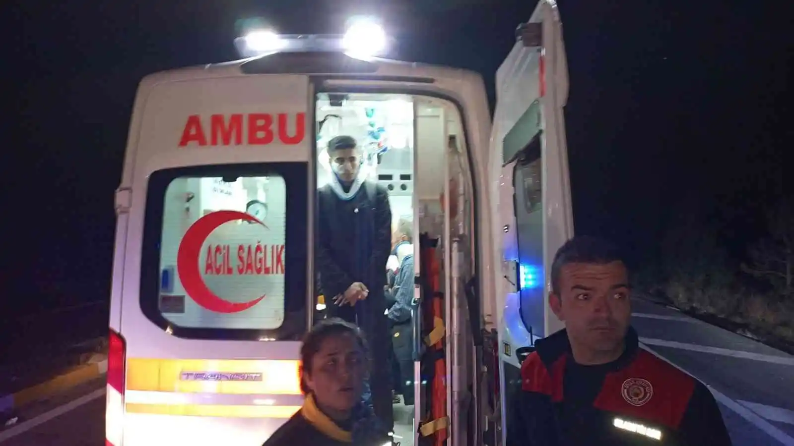 Yola çıkan at kazaya neden oldu, bir otomobil ve iki otobüsün karıştığı kazada 11 kişi yaralandı
