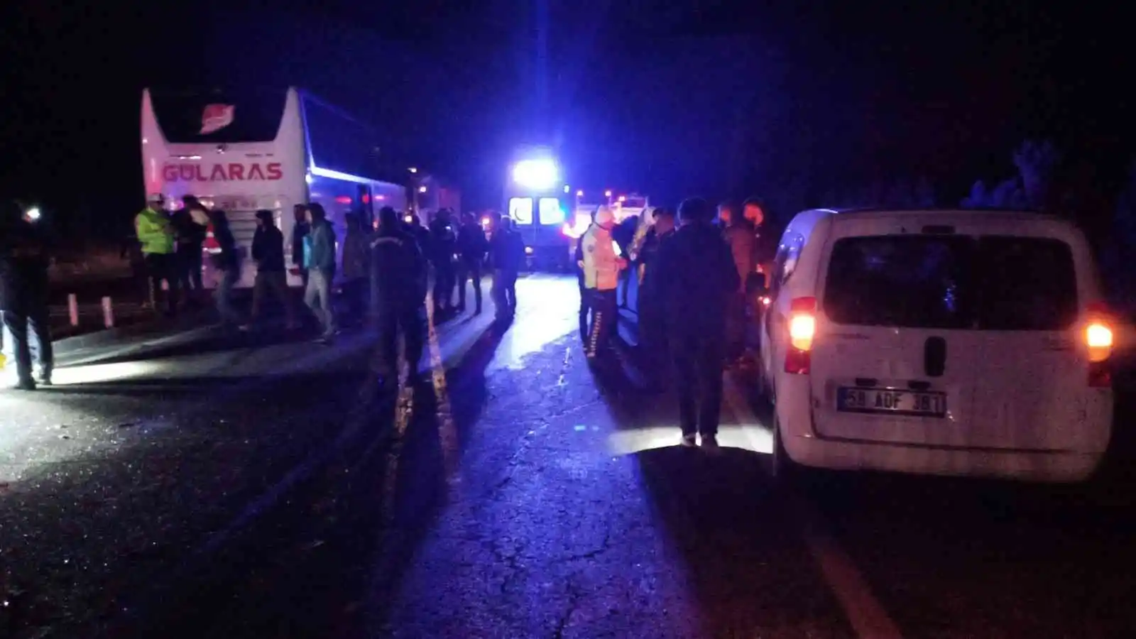 Yola çıkan at kazaya neden oldu, bir otomobil ve iki otobüsün karıştığı kazada 11 kişi yaralandı