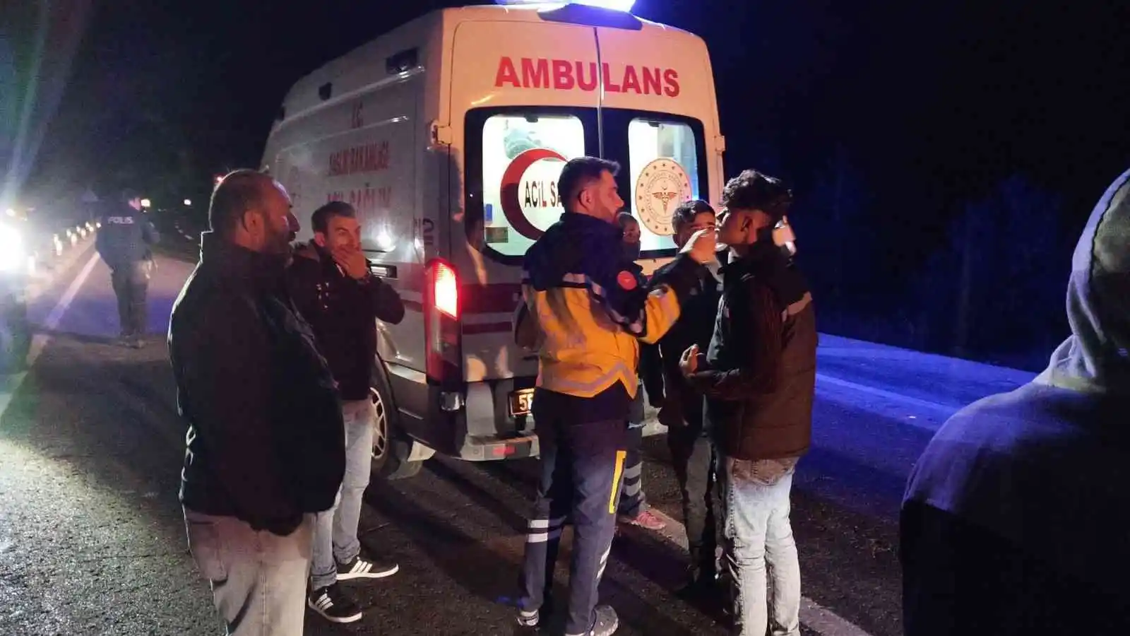 Yola çıkan at kazaya neden oldu, bir otomobil ve iki otobüsün karıştığı kazada 11 kişi yaralandı