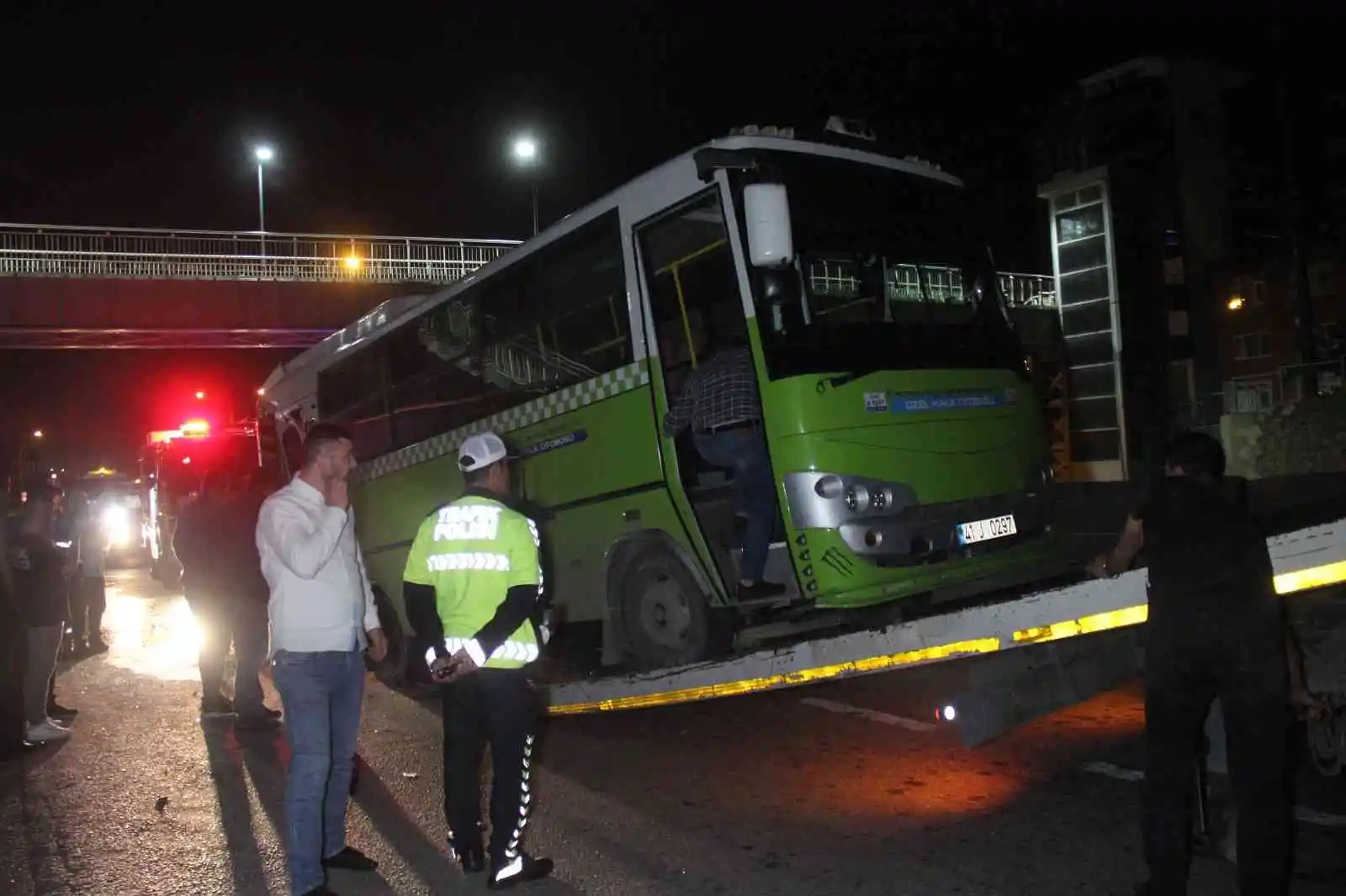 Yolcu almak için durağa yanaşan halk otobüsüne otomobil çarptı: 1 ölü, 2 yaralı

