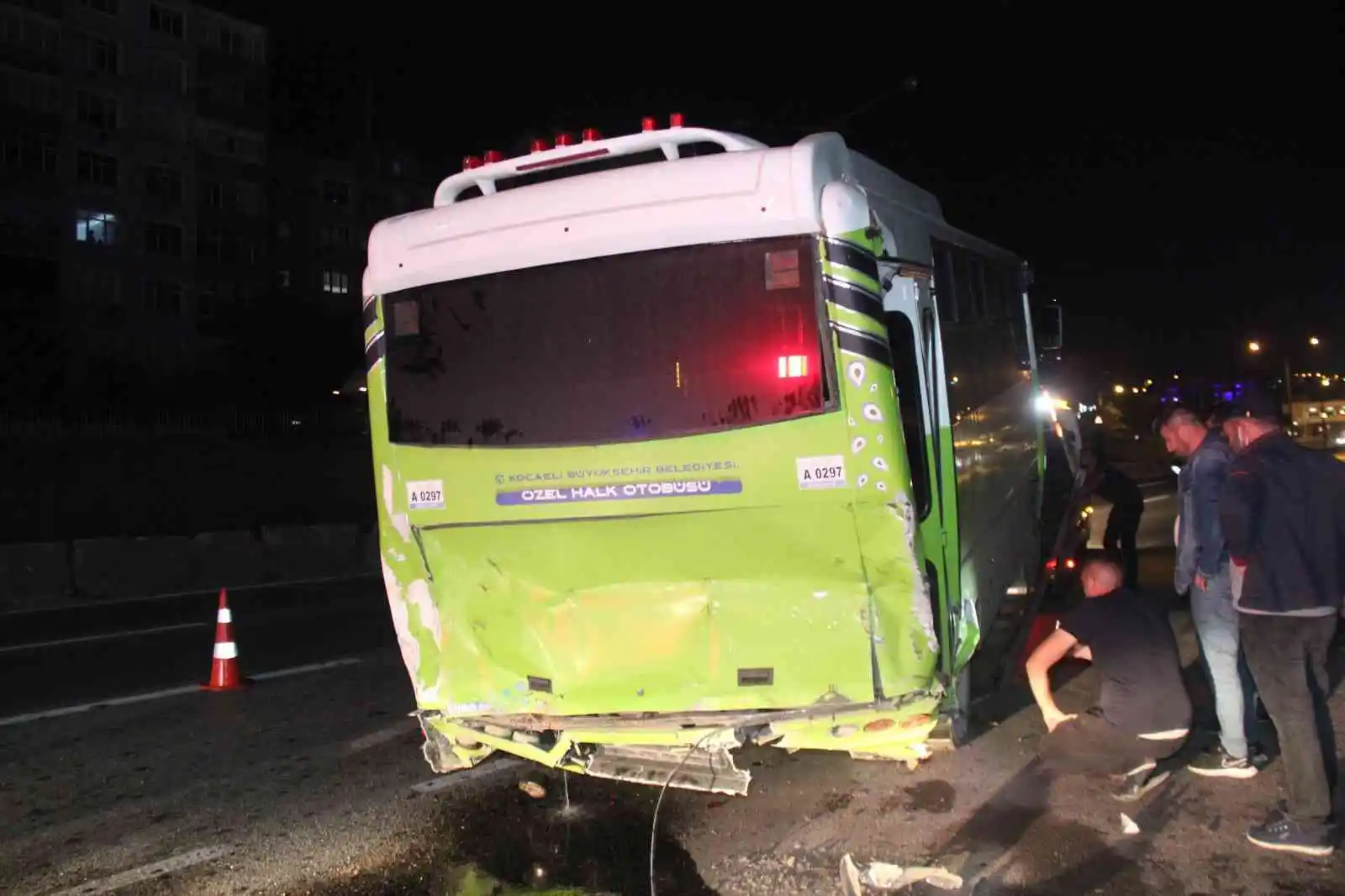 Yolcu almak için durağa yanaşan halk otobüsüne otomobil çarptı: 1 ölü, 2 yaralı
