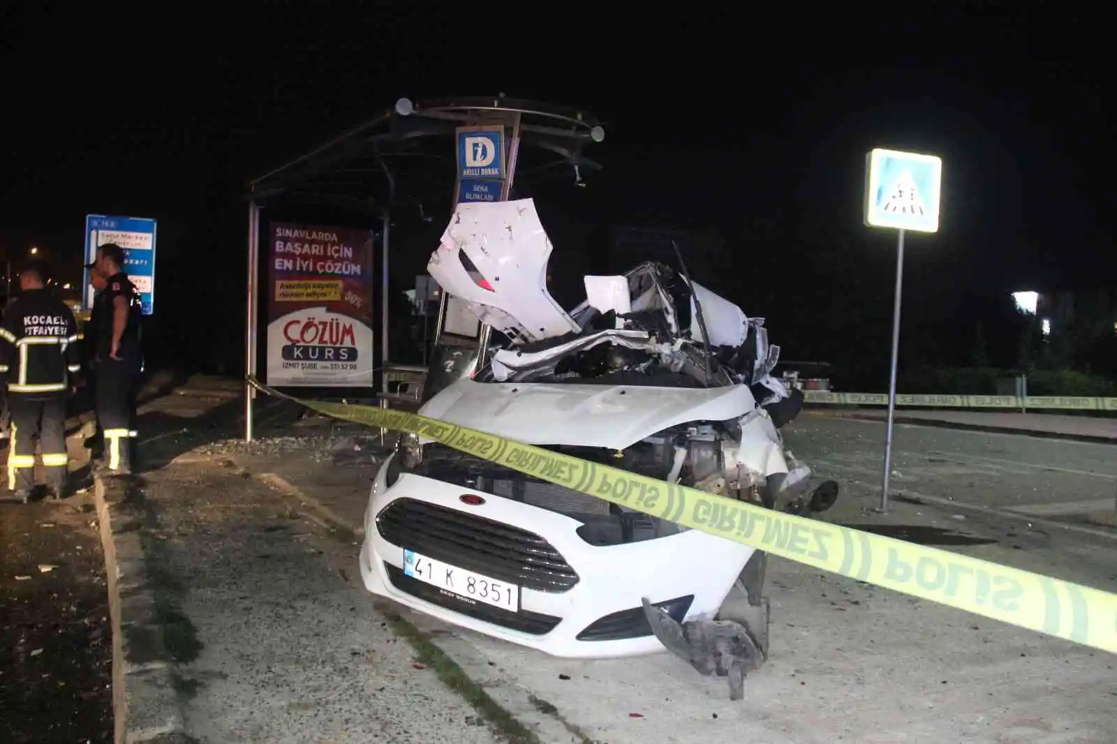 Yolcu almak için durağa yanaşan halk otobüsüne otomobil çarptı: 1 ölü, 2 yaralı
