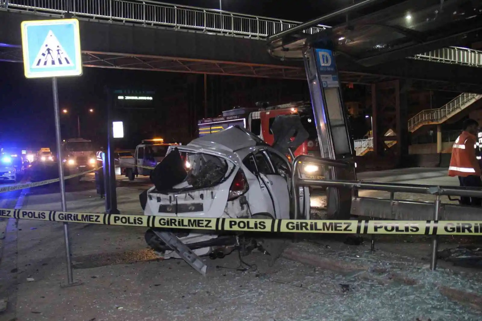 Yolcu almak için durağa yanaşan halk otobüsüne otomobil çarptı: 1 ölü, 2 yaralı
