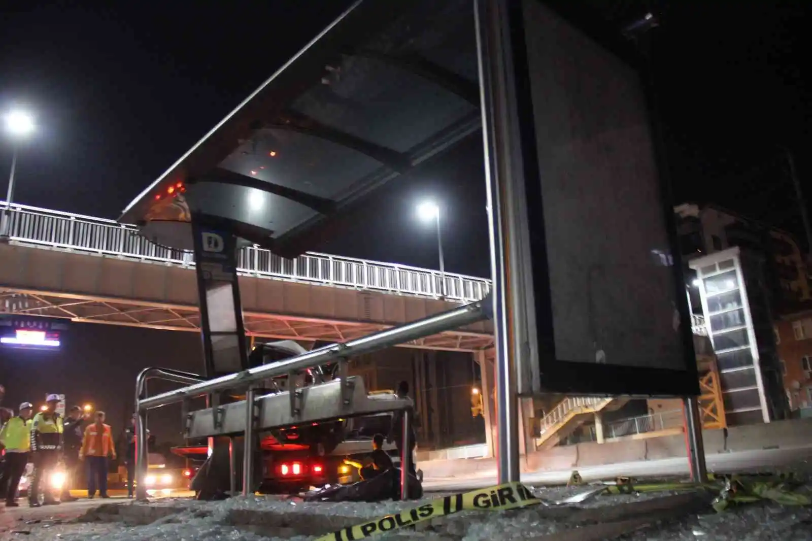 Yolcu almak için durağa yanaşan halk otobüsüne otomobil çarptı: 1 ölü, 2 yaralı
