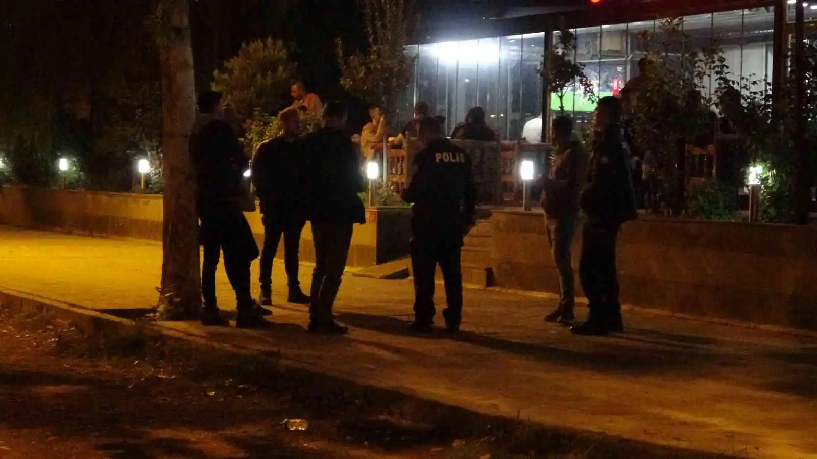 Yolda yürürken maganda kurşunuyla yaralandı