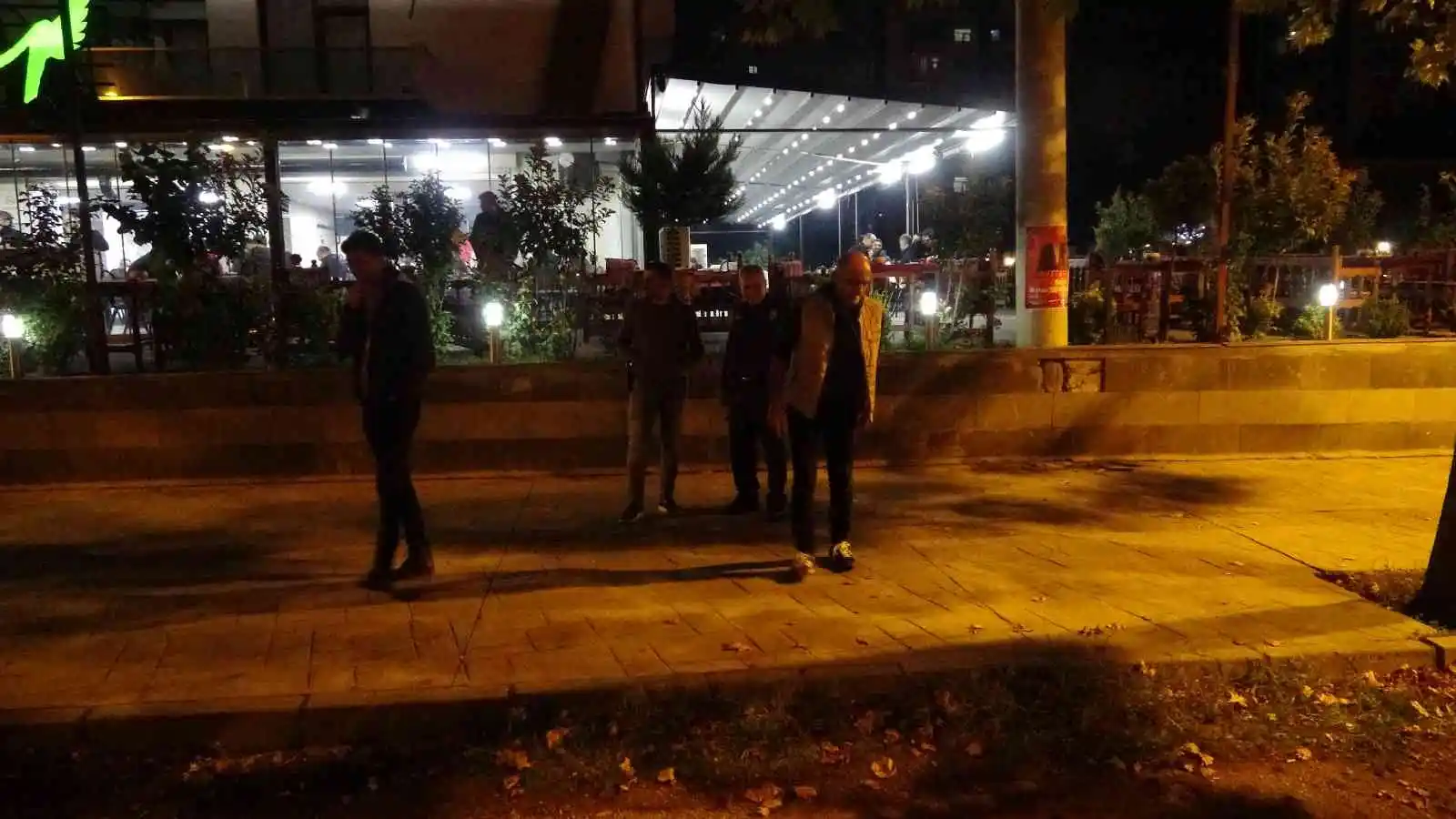 Yolda yürürken maganda kurşunuyla yaralandı