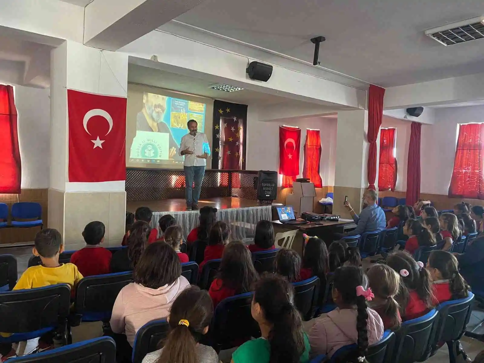 Yönetmen Erdal Kara ödüllü filmini Köyceğizli öğrencilerle buluşturdu
