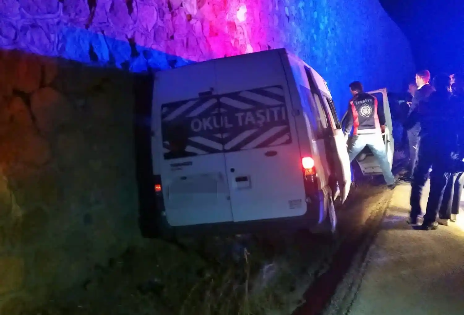 Yüksekova'da minibüs istinat duvarına çarptı: 1 ölü