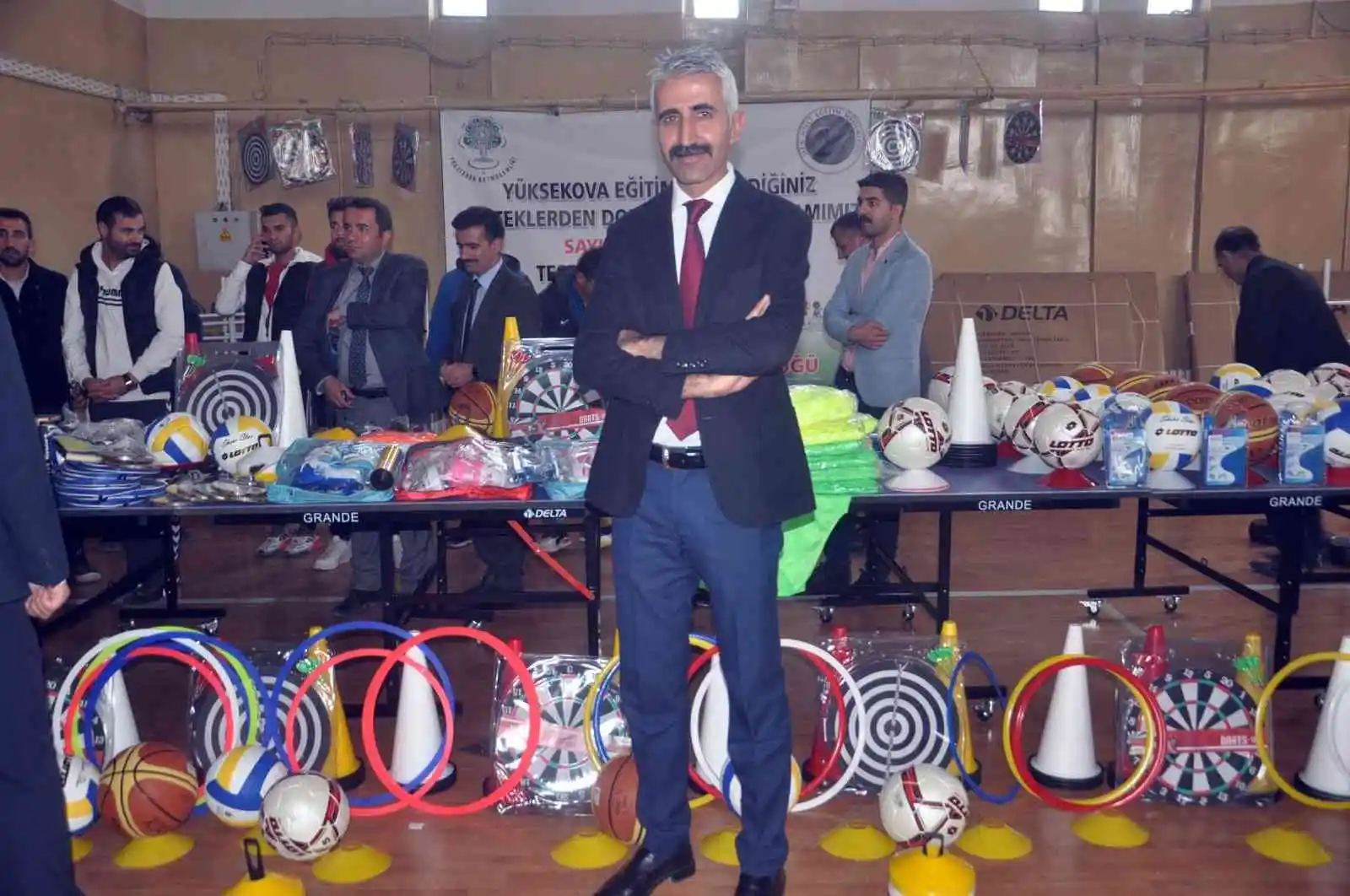 Yüksekova’daki okullara 350 bin TL değerinde spor malzemesi desteği