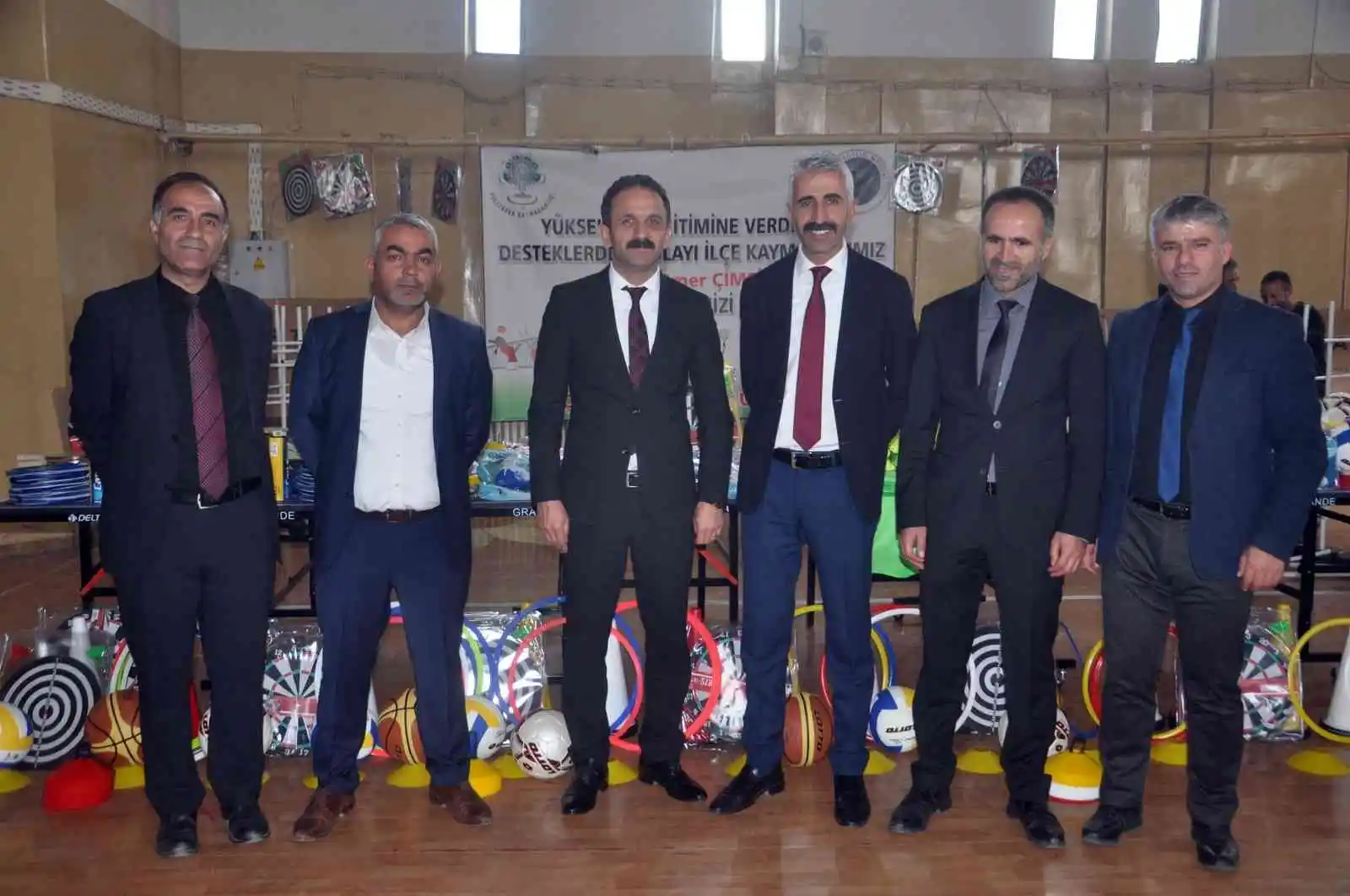 Yüksekova’daki okullara 350 bin TL değerinde spor malzemesi desteği