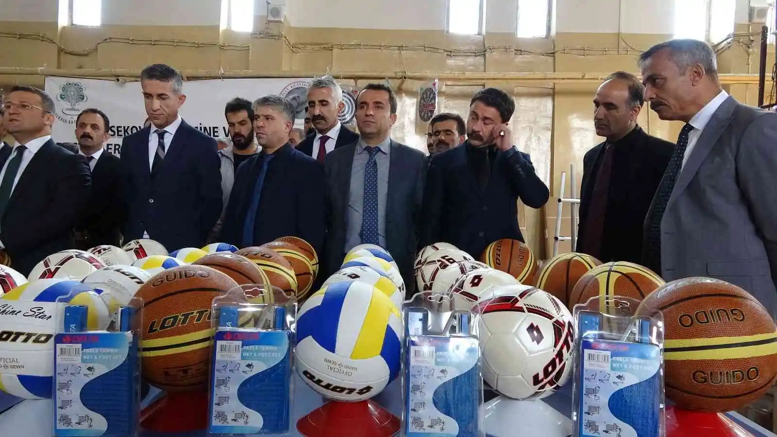 Yüksekova’daki okullara 350 bin TL değerinde spor malzemesi desteği